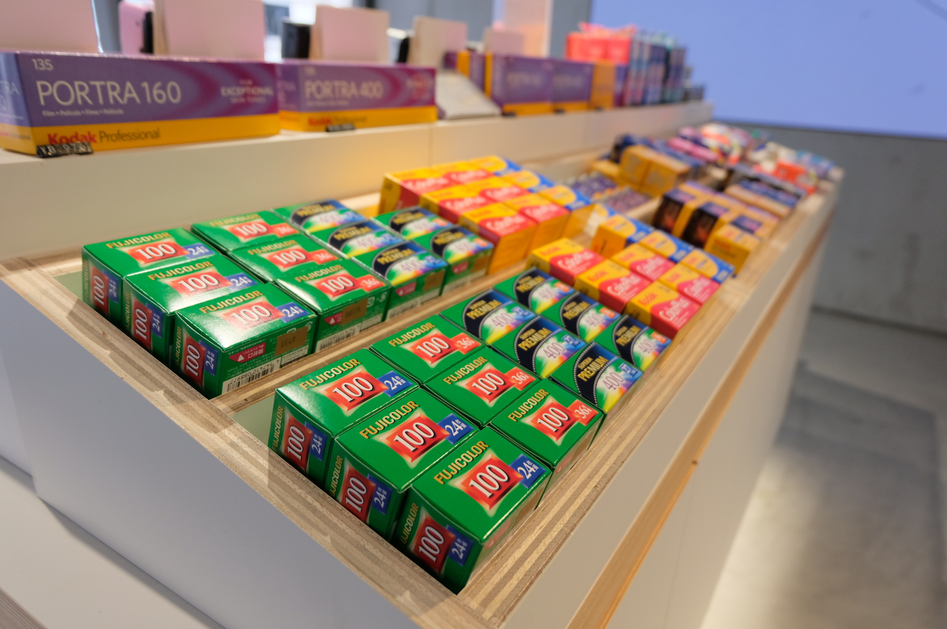 豊富な品揃えのフィルム売場