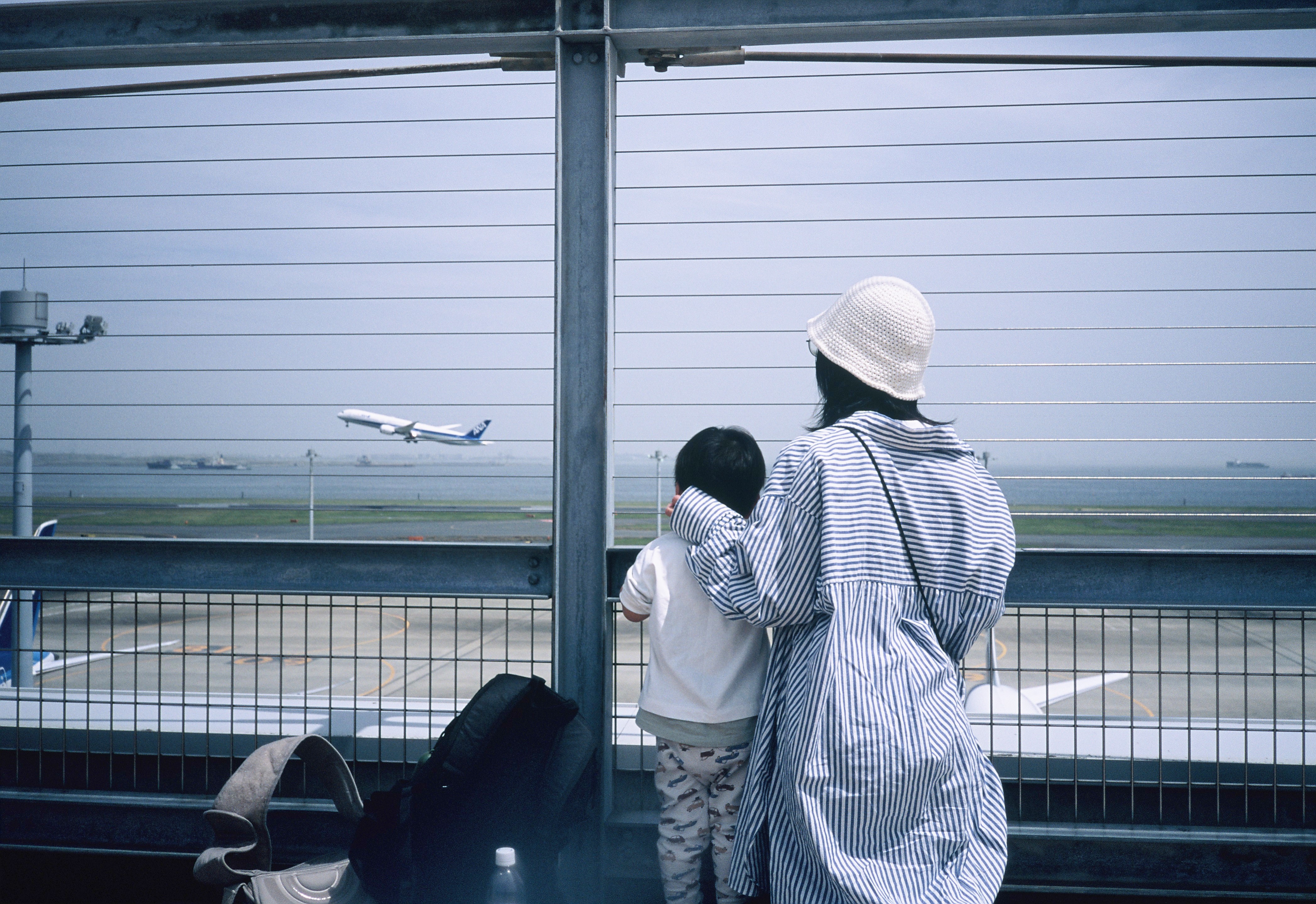 FUJIFILM KLASSEで飛行機を見ている親子を撮影した写真