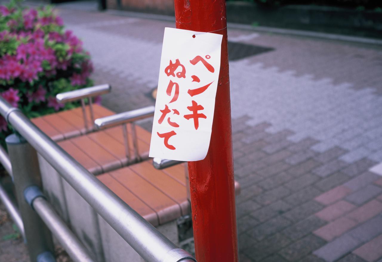 Leica Miniluxで赤い柱を撮影した写真