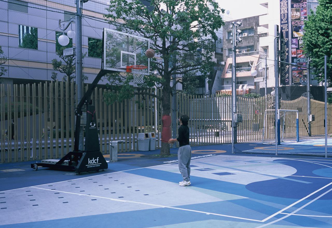 Leica Miniluxでバスケットボールをしている人を撮影した写真