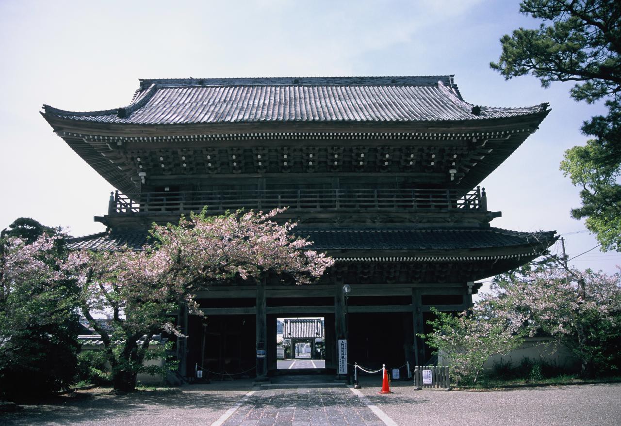 Leica Tri-Elmar-M f4/28-35-50mm ASPH. で門を撮影した写真