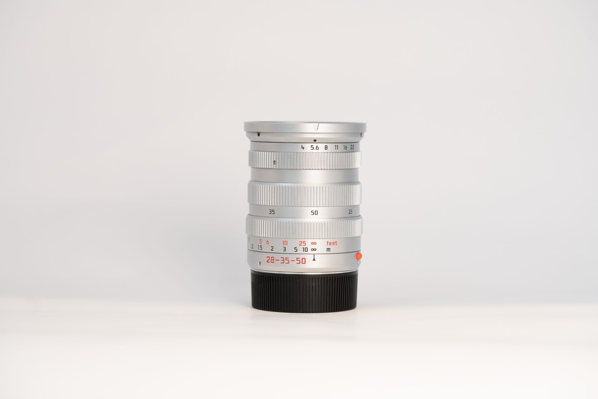 Leica Tri-Elmar-M f4/28-35-50mmの鏡筒を撮影した写真