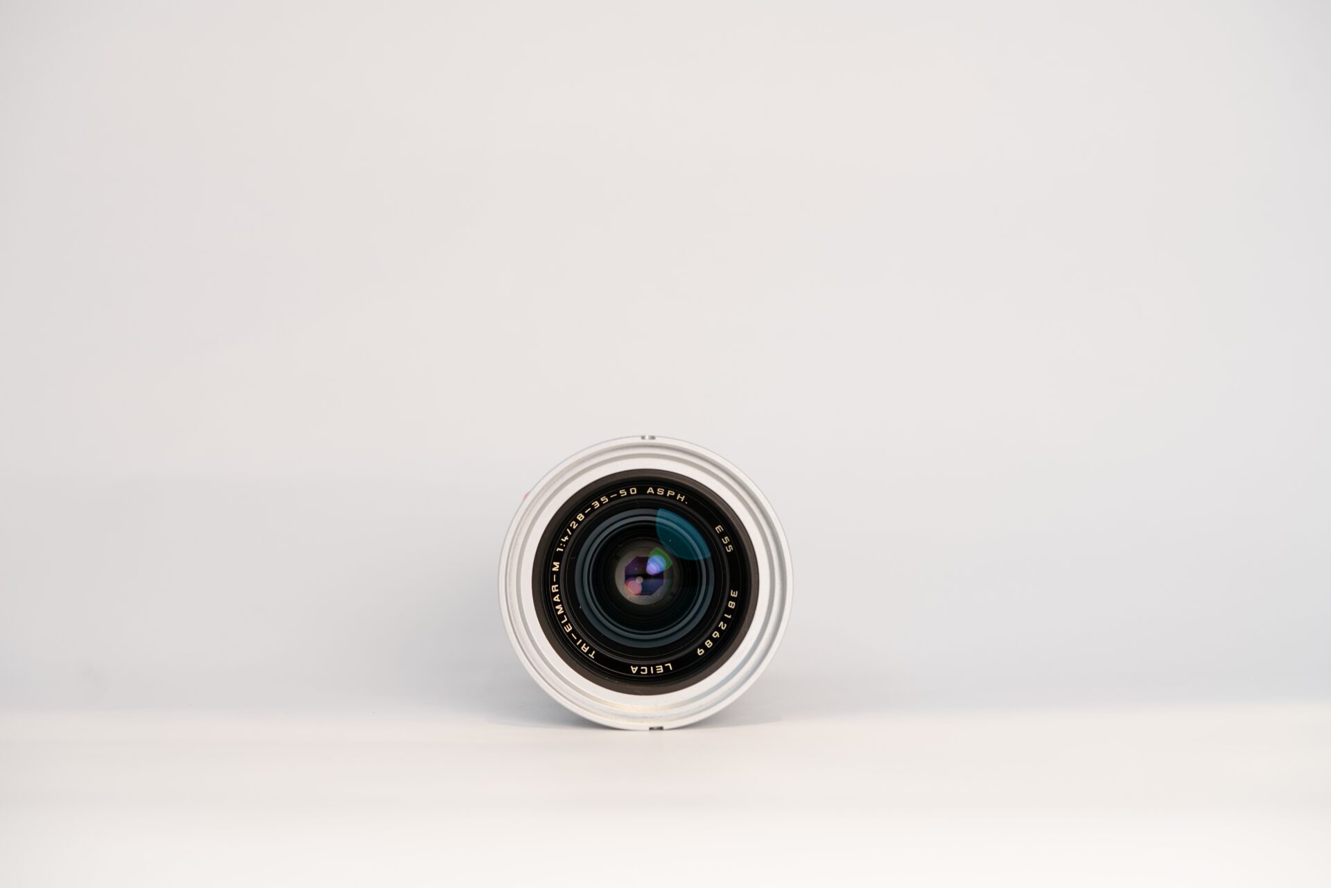 Leica Tri-Elmar-M f4/28-35-50mm ASPH. を正面から撮影した写真