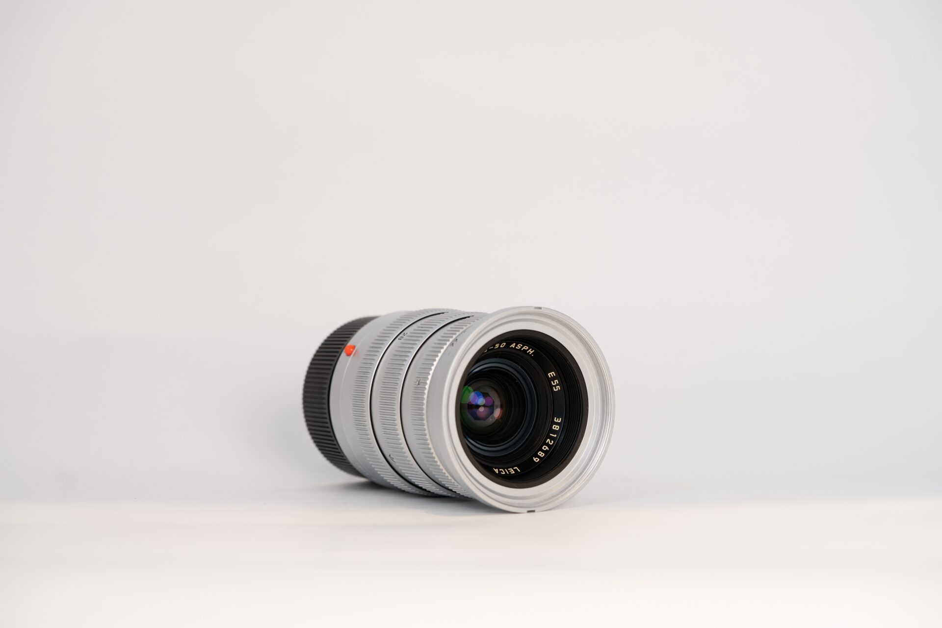 Leica Tri-Elmar-M f4/28-35-50mm ASPH.を斜めから撮影した写真