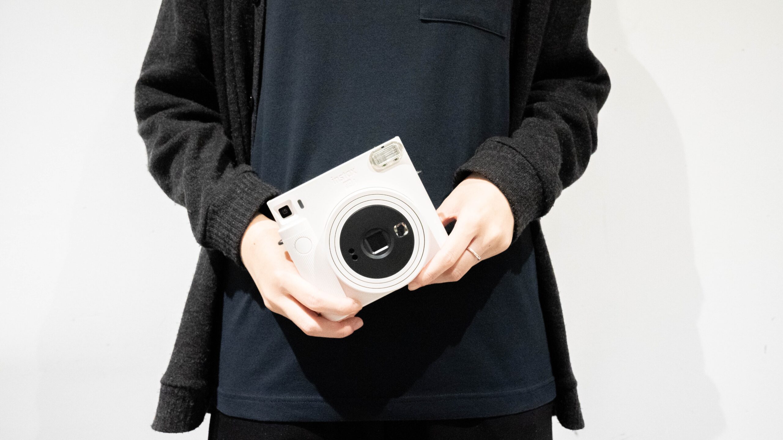 スクエアなチェキは、撮れる写真もスゴいんです この商品の特徴は、とにかくデザインがかわいいことです。丸みのあるフォルムはもちろん、それぞれのパーツも丸みがあり、それがたまらなくかわいいです。質感もマットな仕上がりとなっており、高級感のある仕様となっております。