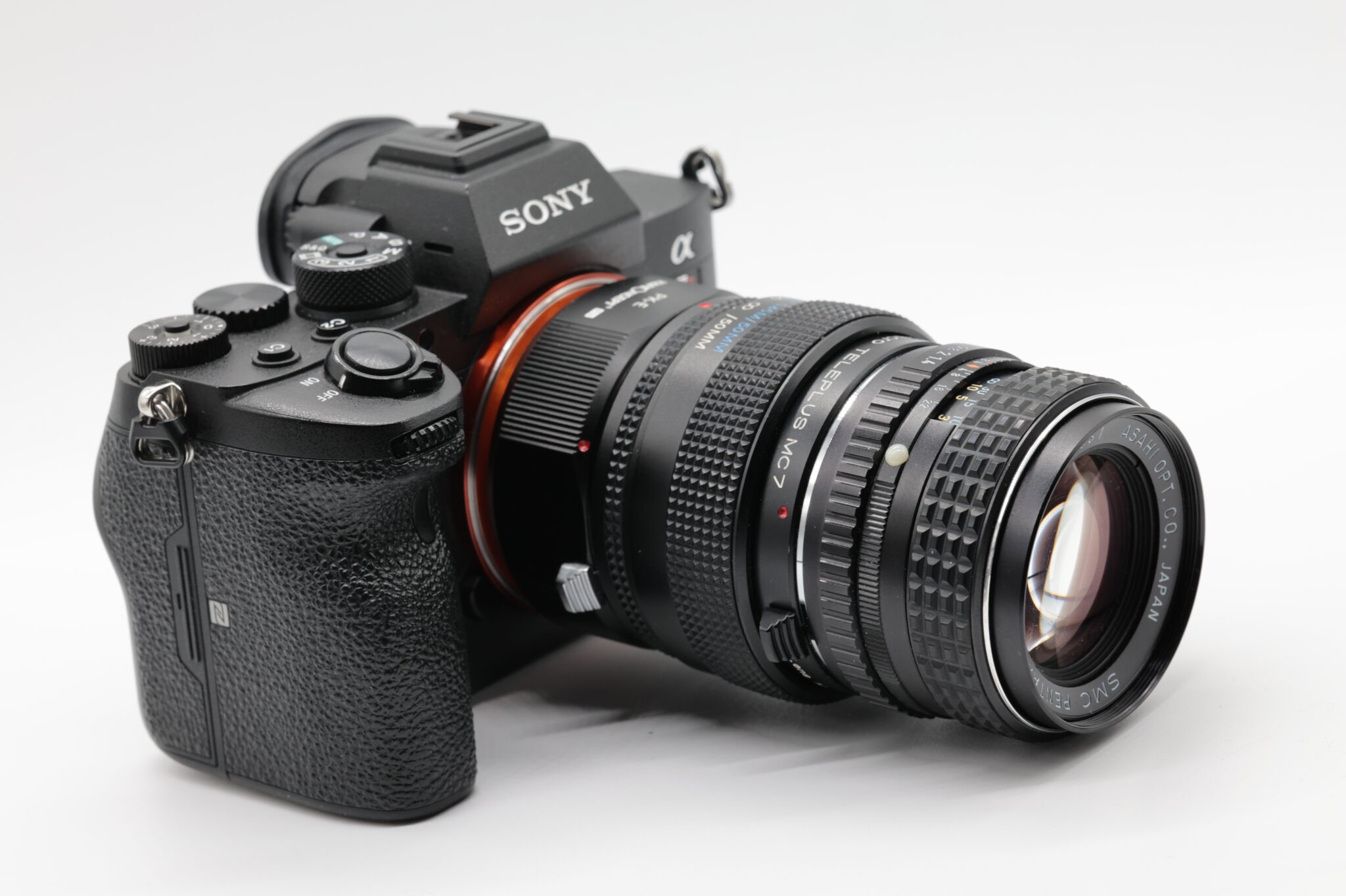 ボディ側からマウントアダプター「K&F Concept KF-PKE.P」、「ケンコー Macro TELEPLUS MC7」、「smc PENTAX 50mm F1.4」