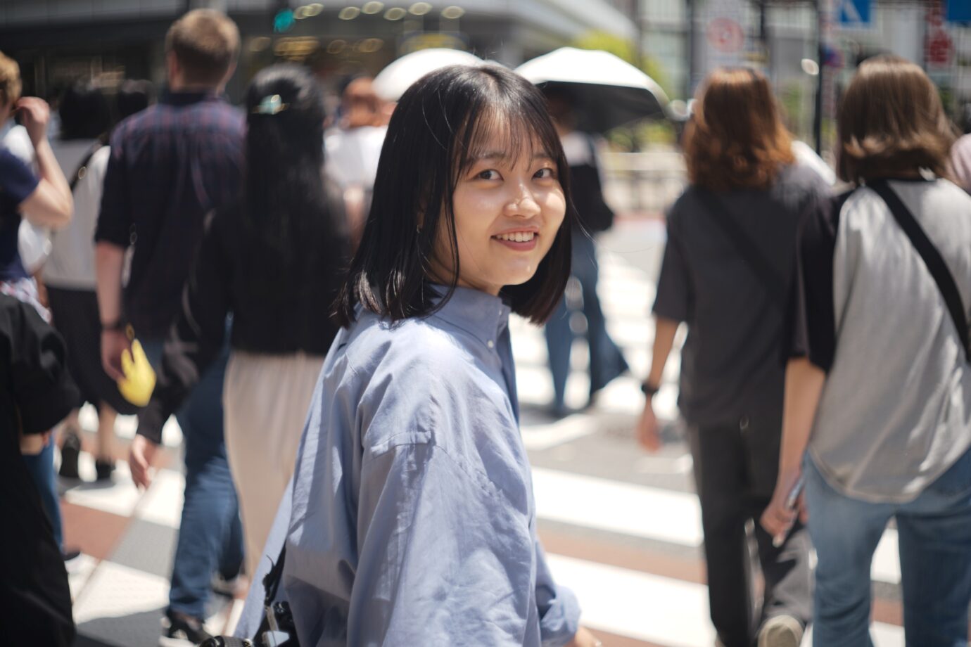 Angenieux 50mm f1.8 L S1で振り向く女性を撮影した写真