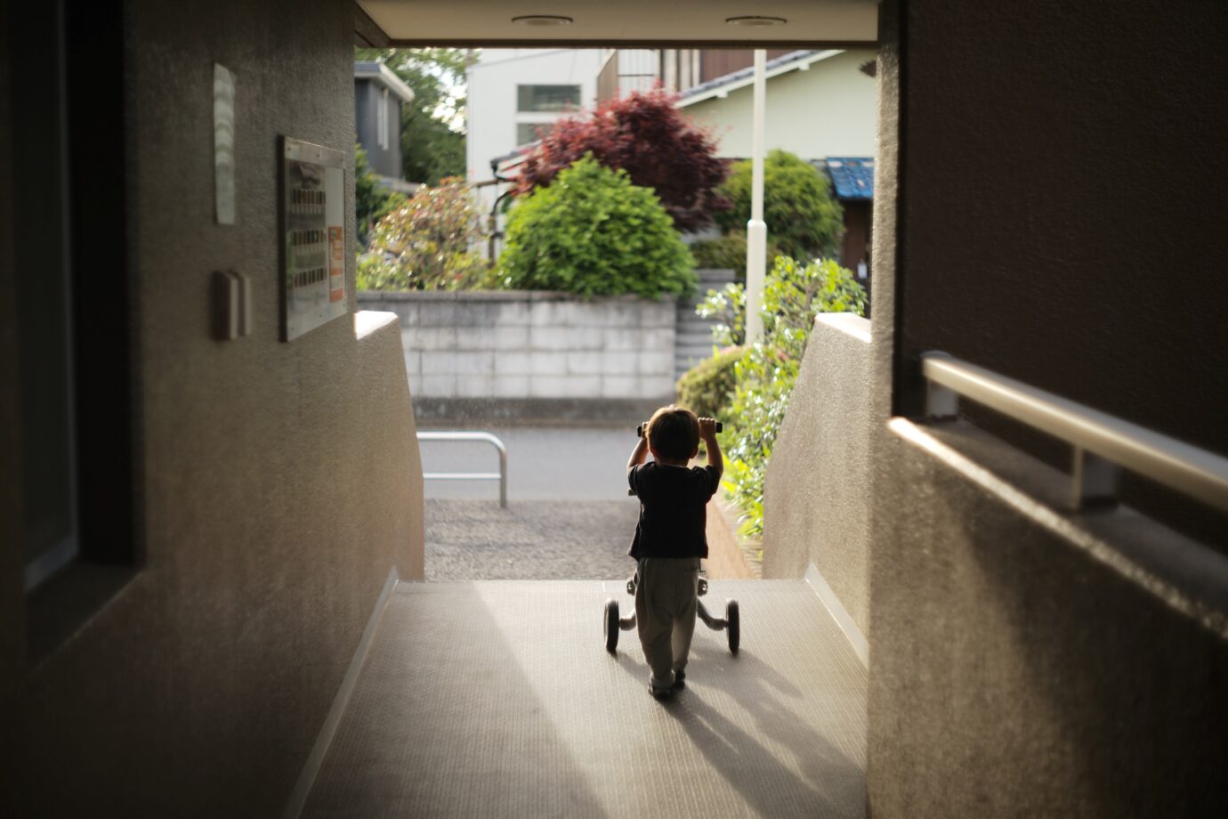 Angenieux 50mm f1.8 L S1で三輪車に乗る子供を撮影した写真