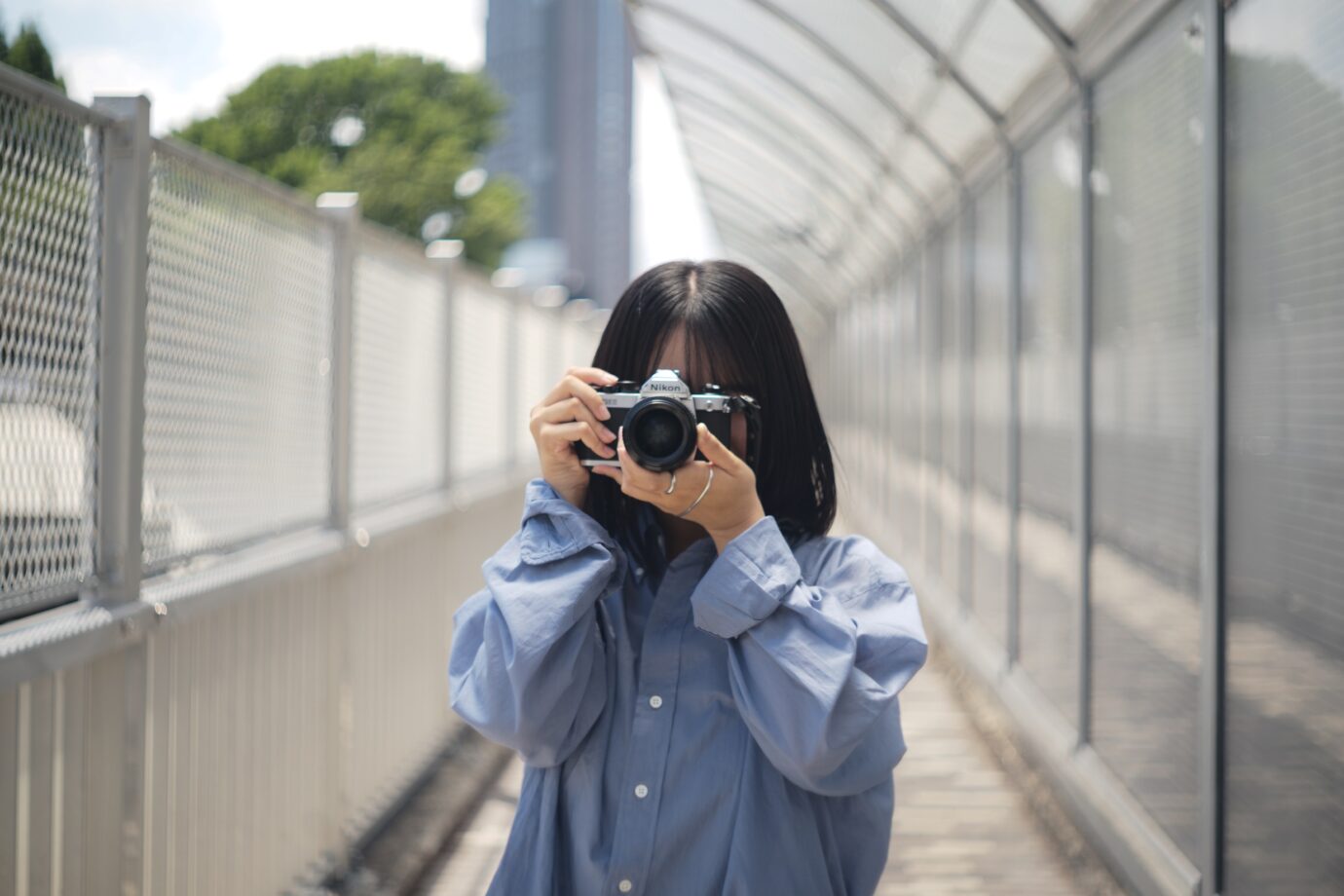 Angenieux 50mm f1.8 L S1でカメラを構えた女性を撮影した写真