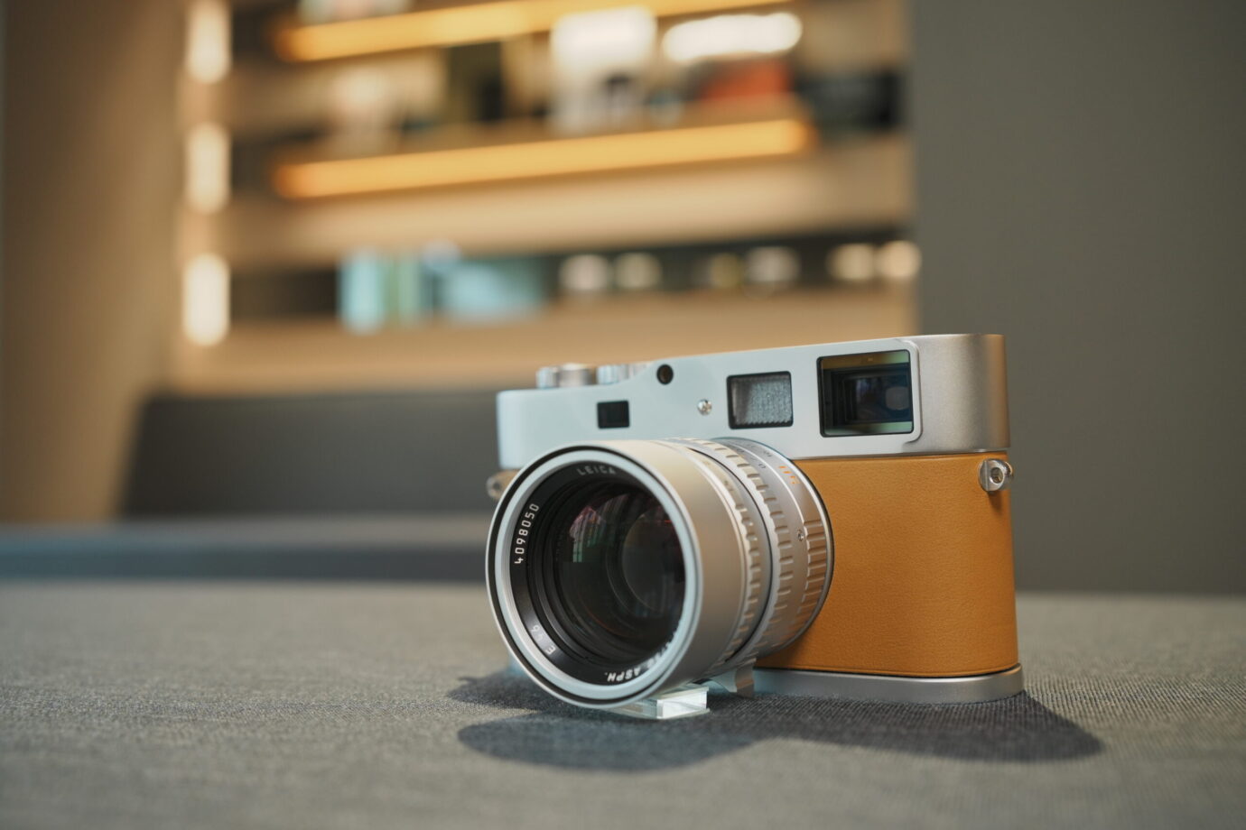 ライカM9-Pエルメスエディションを斜めから撮影した写真