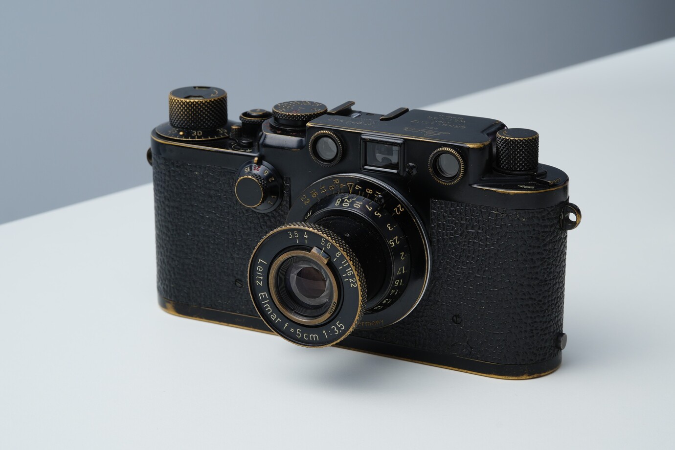 Leica IIIfブラックペイントを右側から撮影した写真