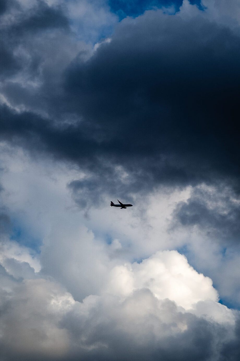 ライカM10-Pでイギリスの空を飛ぶ飛行機を撮影した写真