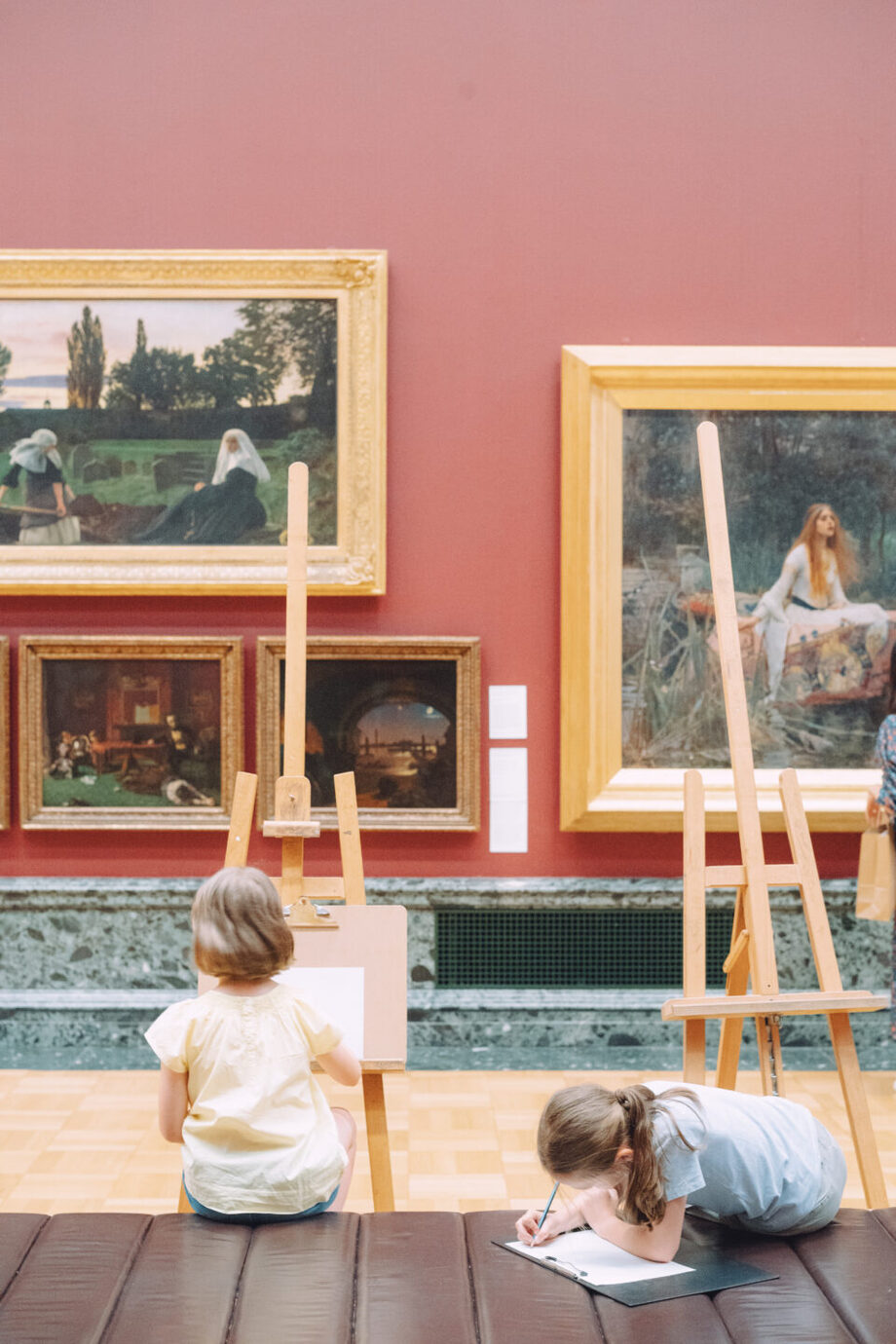 ライカM10-Pでイギリスの美術館でデッサンしている子どもを撮影した写真