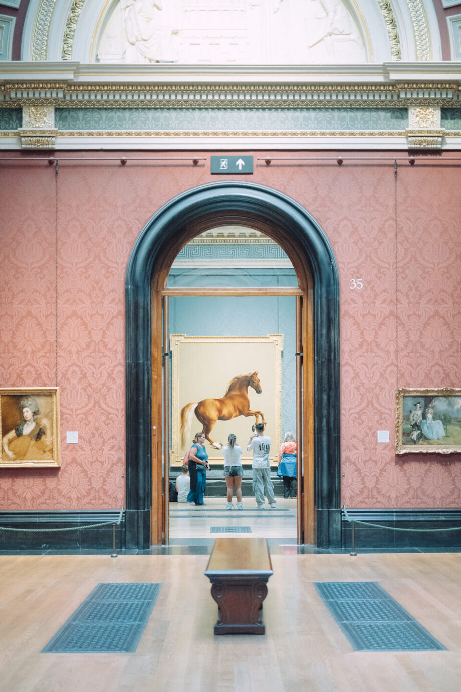 ライカM10-Pでイギリスの美術館内で馬の絵を見ている人を撮影した写真