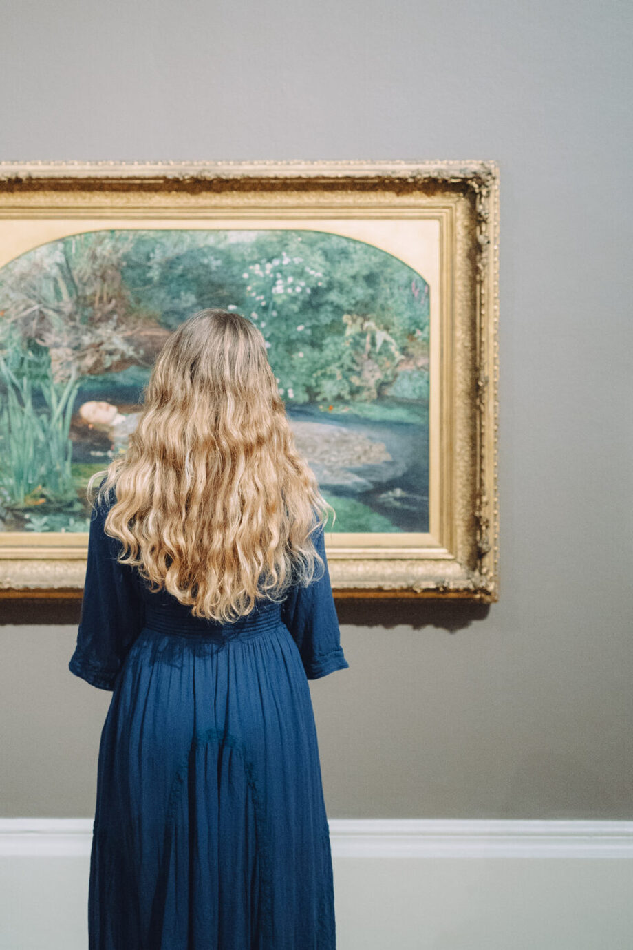 ライカM10-Pでイギリスの美術館で絵を見る女性の後ろ姿を撮影した写真