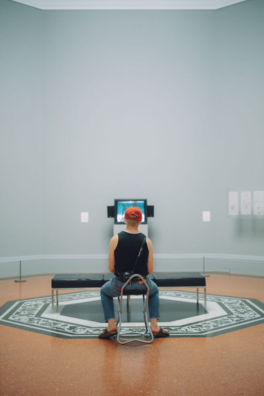 ライカM10-Pでイギリスの美術館で椅子に座る男性の後ろ姿を撮影した写真