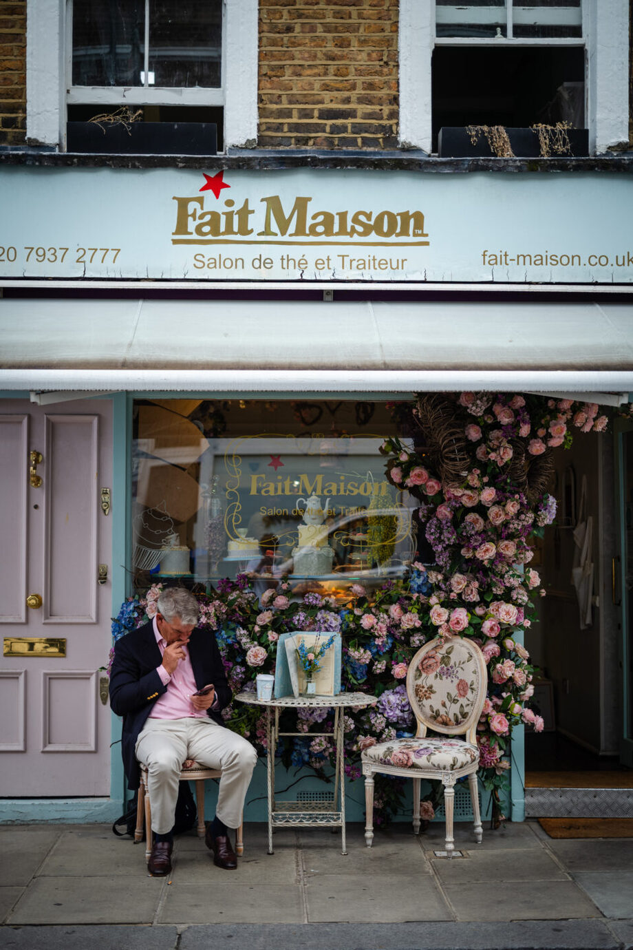 ライカM10-Pでイギリスにあるレストランの店前でタバコを吸う男性を撮影した写真