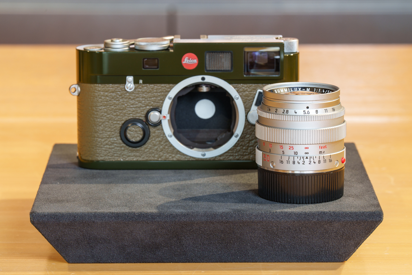 ライカM6 TTL　グリーンペイントフィニッシュとズミルックス50mmを並べて撮影した写真