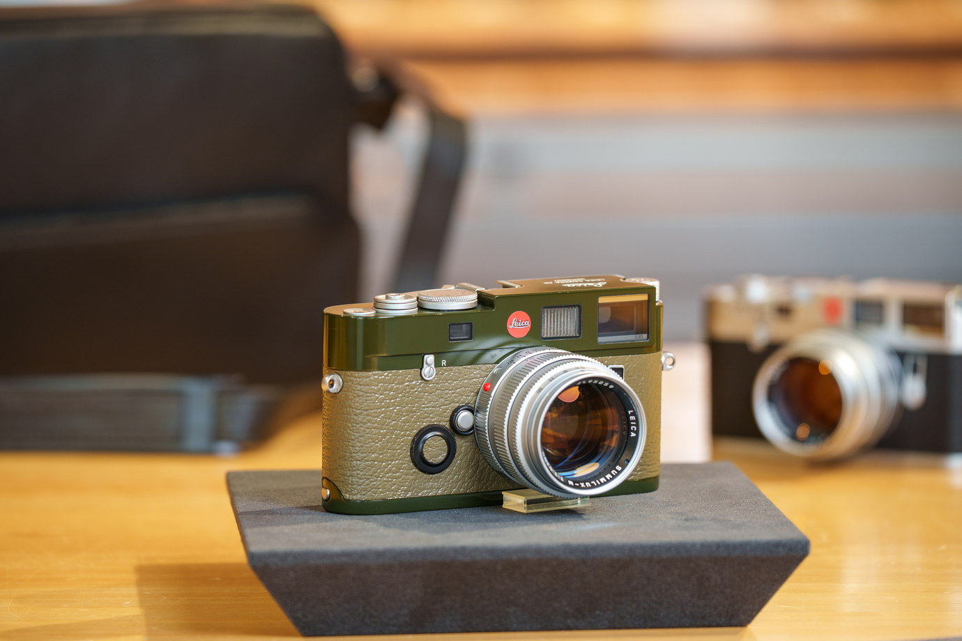 ライカM6 TTL　グリーンペイントフィニッシュとM6トラベラーを並べて撮影した写真