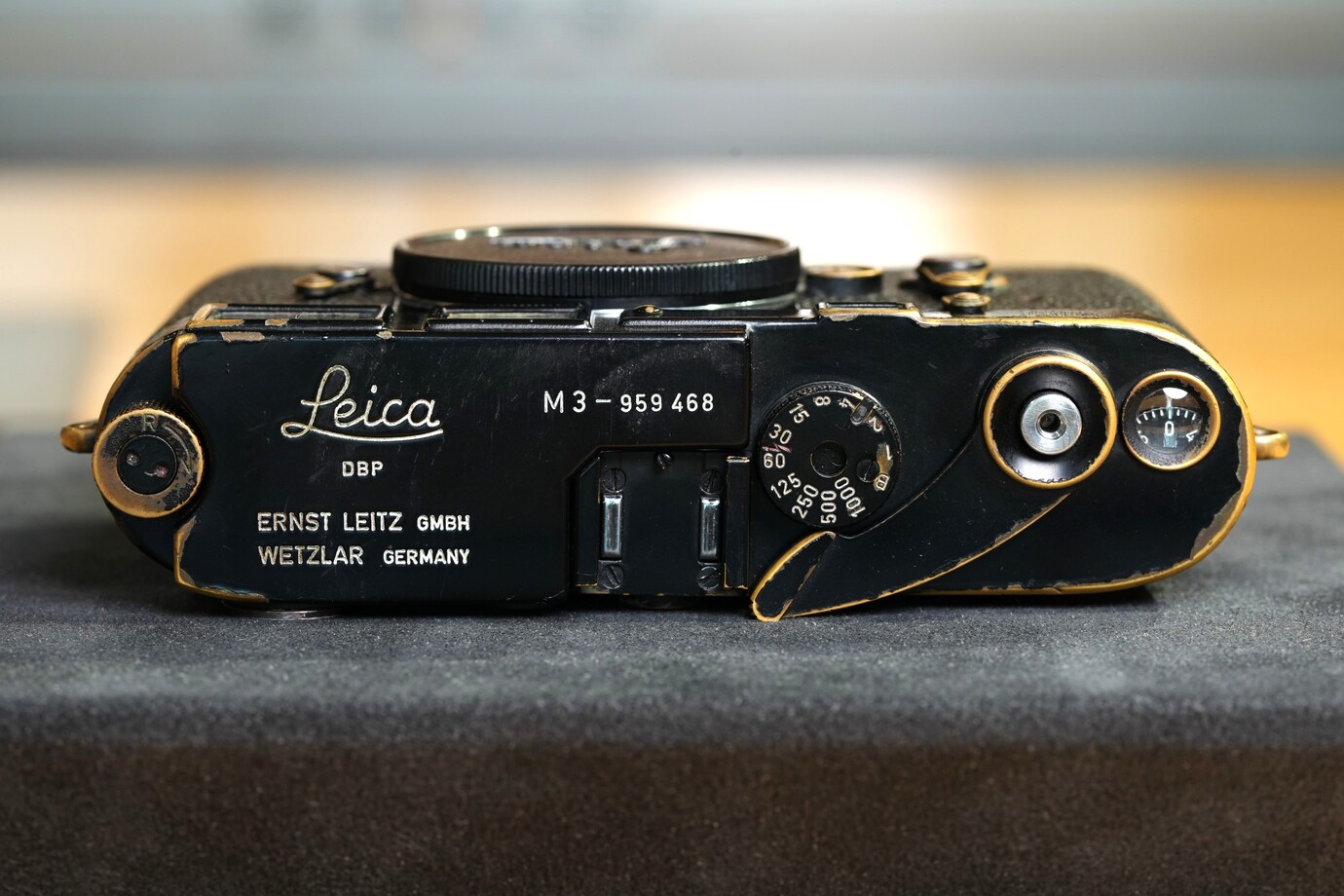 ライカM3ブラックペイントブラックカウンターの天面を撮影した写真