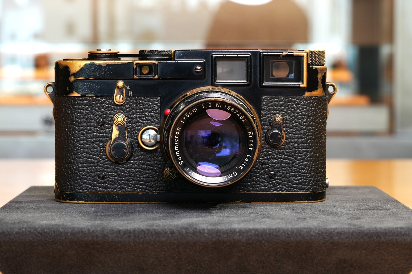 ライカM3ブラックペイントブラックカウンターにレンズを付けて撮影した写真