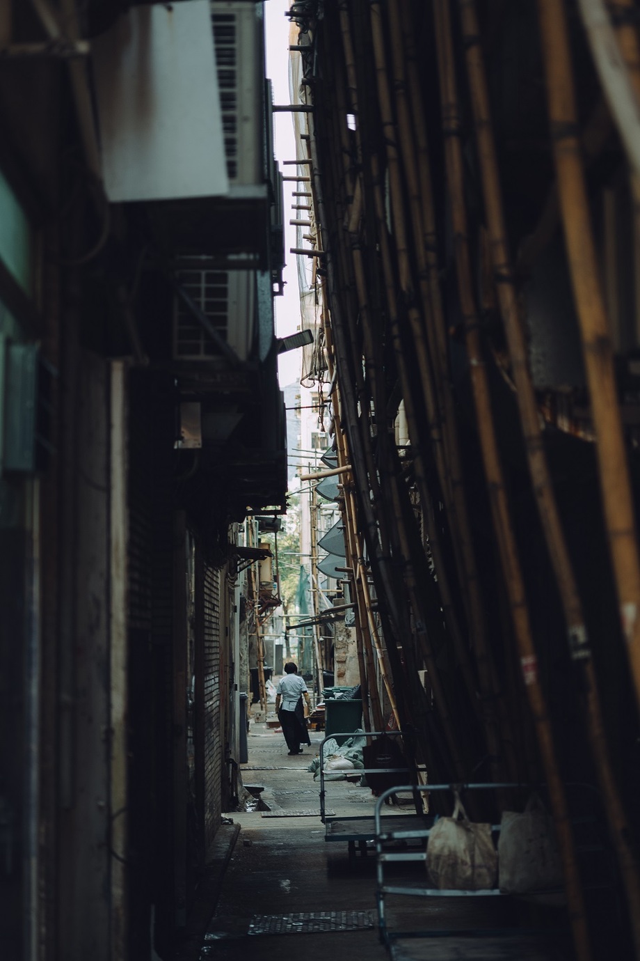 Leica M10-Pとアポ・ズミクロン　M f2/50mm ASPH.を使用して香港の建物の隙間を歩いている人を撮影した写真
