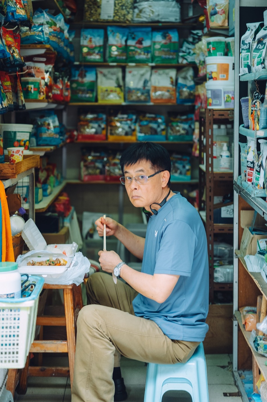 Leica M10-Pとアポ・ズミクロン　M f2/50mm ASPH.を使用して香港のお店の中で食事をとる男性を撮影した写真