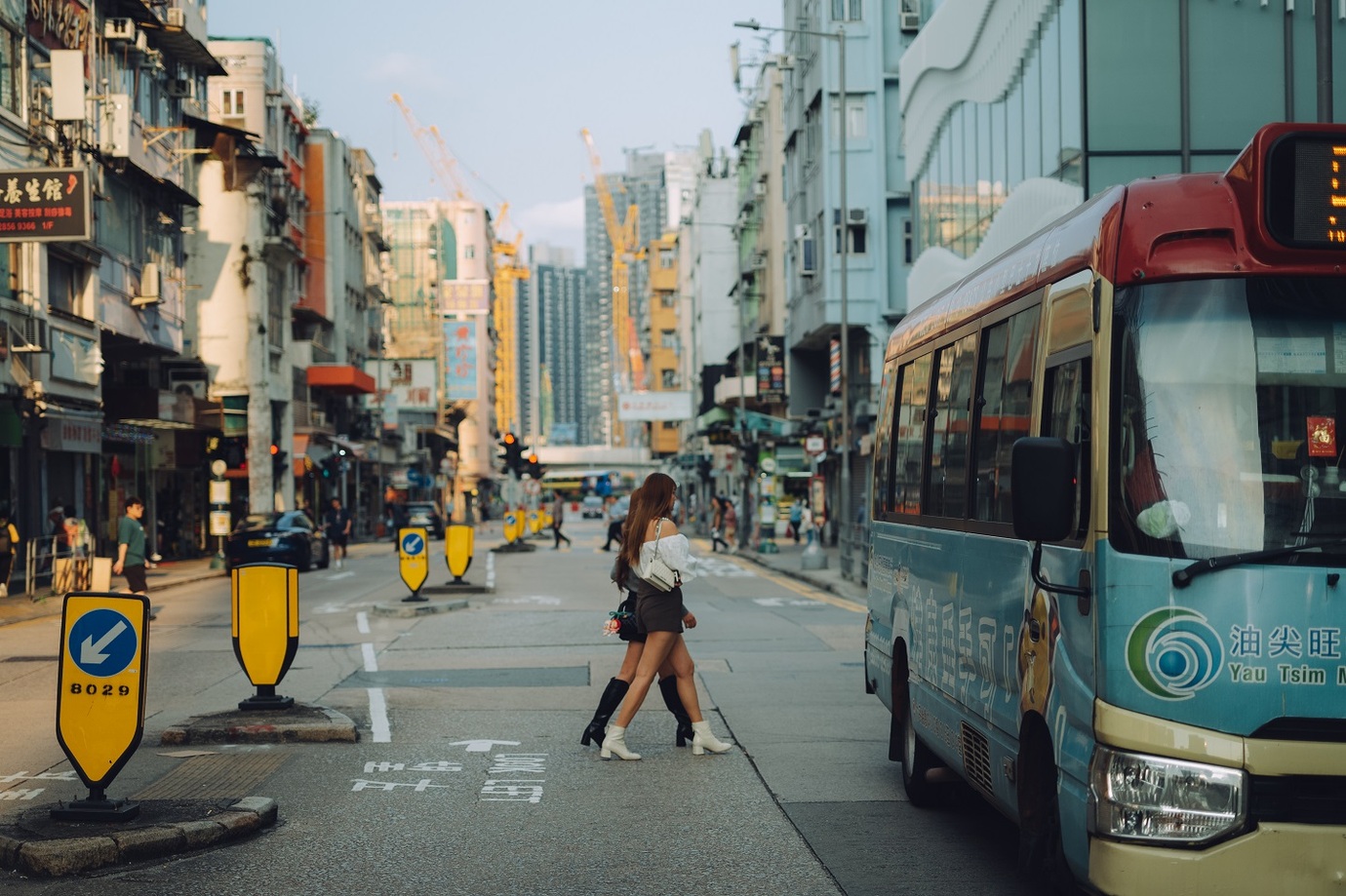 Leica M10-Pとアポ・ズミクロン　M f2/50mm ASPH.を使用して香港の道路で通行人を撮影した写真