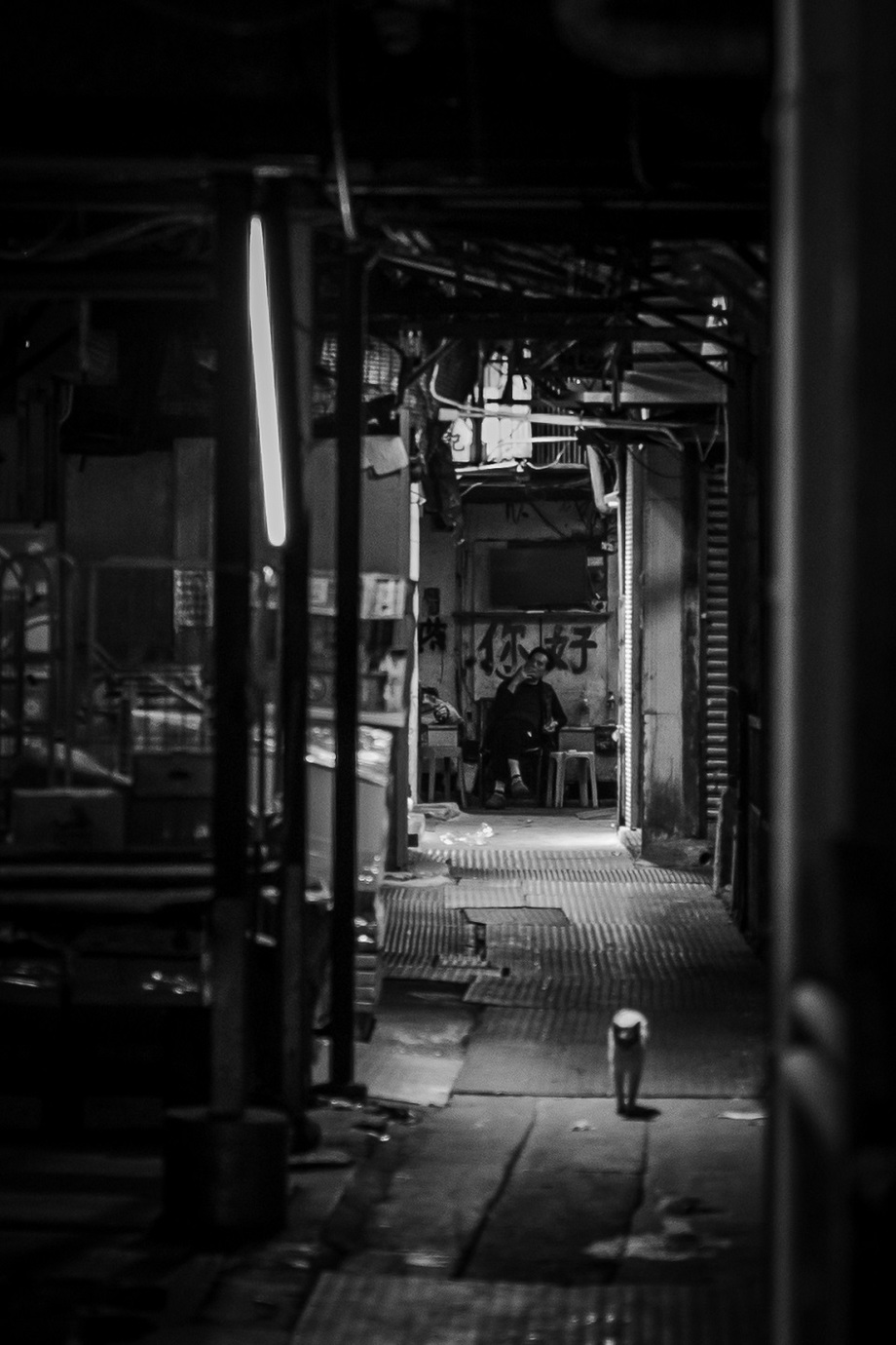 Leica M10-Pとアポ・ズミクロン　M f2/50mm ASPH.を使用して香港の道路タバコを吸う人物を白黒で撮影した写真