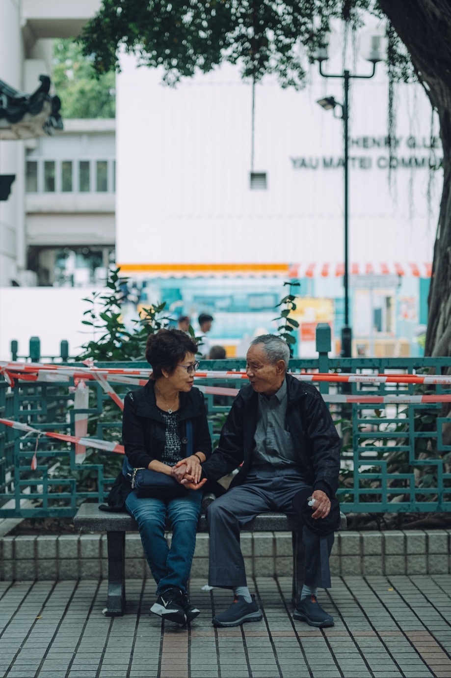 Leica M10-Pとアポ・ズミクロン　M f2/50mm ASPH.を使用して香港の道路で手をつなぐ男女を撮影した写真