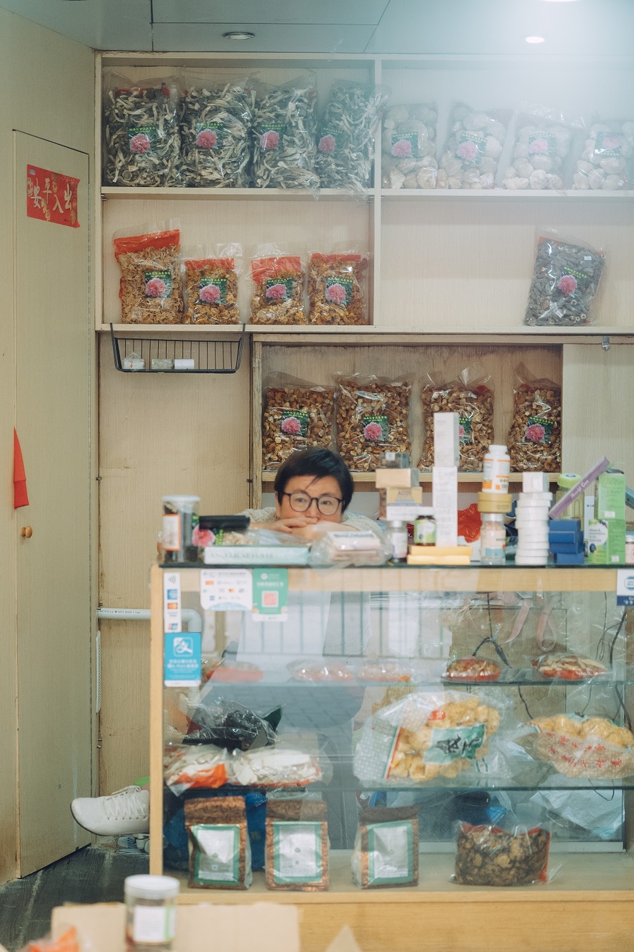 Leica M10-Pとアポ・ズミクロン　M f2/50mm ASPH.を使用して香港のお店で腕伏せをしている男性を撮影した写真