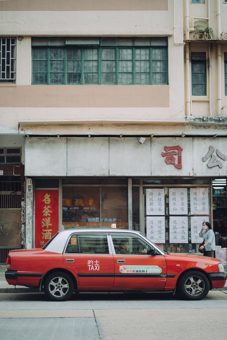 Leica M10-Pとアポ・ズミクロン　M f2/50mm ASPH.を使用して香港の道路に止まっている赤い車を撮影した写真