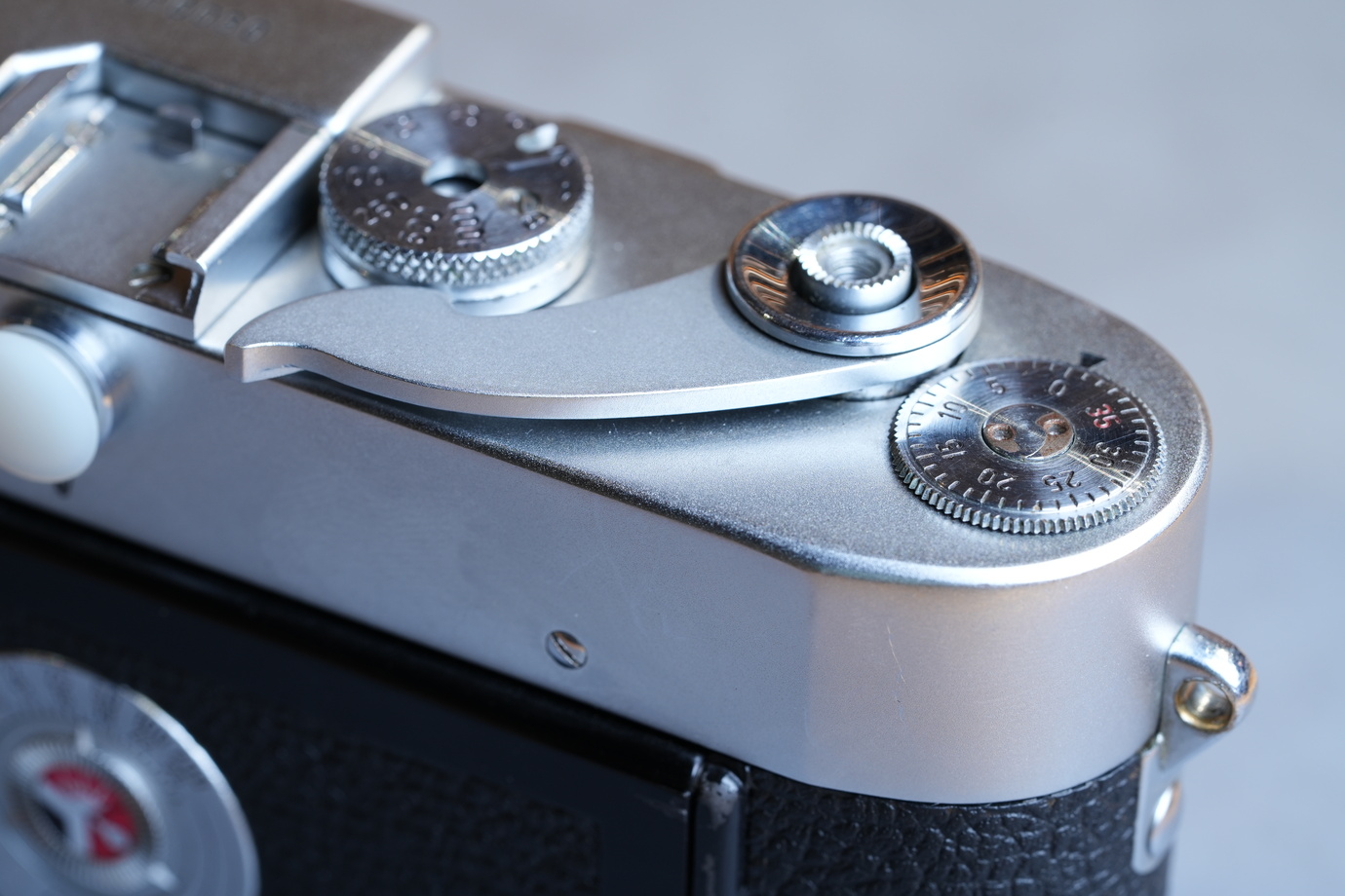 Leica M3プロトタイプの巻き上げレバー周辺を上から撮影した写真